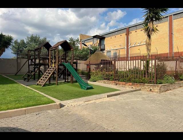 2 BEDROOM TOWNHOUSE FOR SALE IN SUIDEROORD